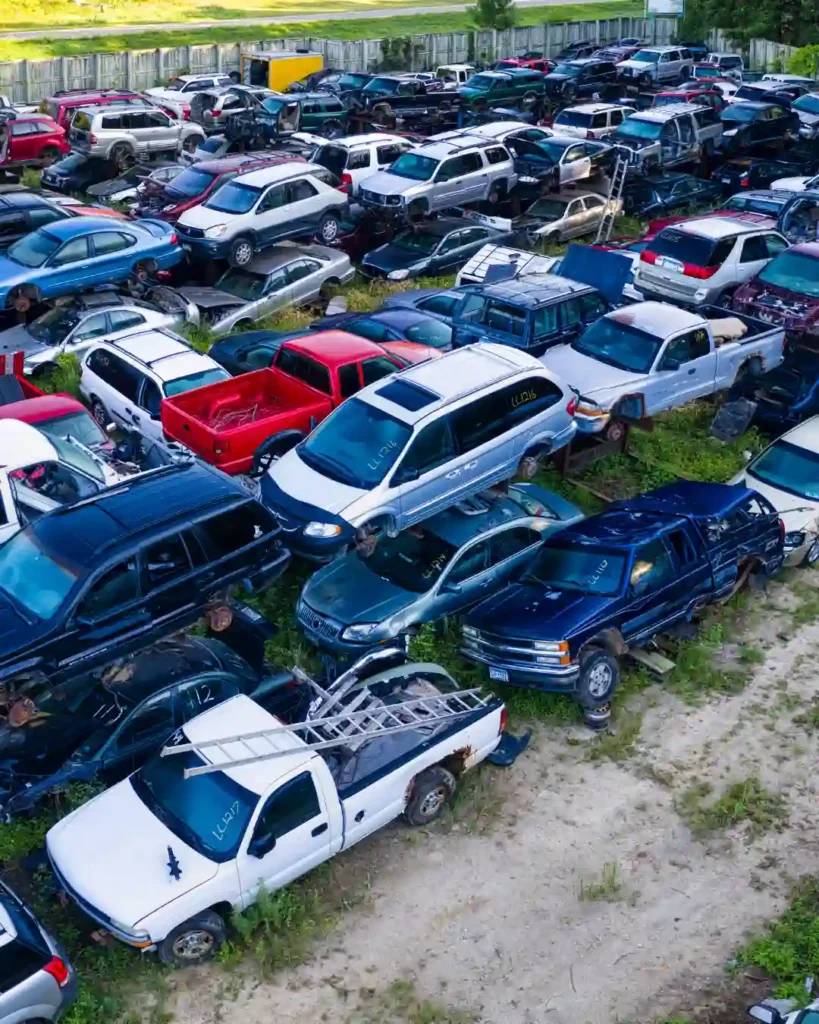 Se muestran coches achatarrados en un desguace